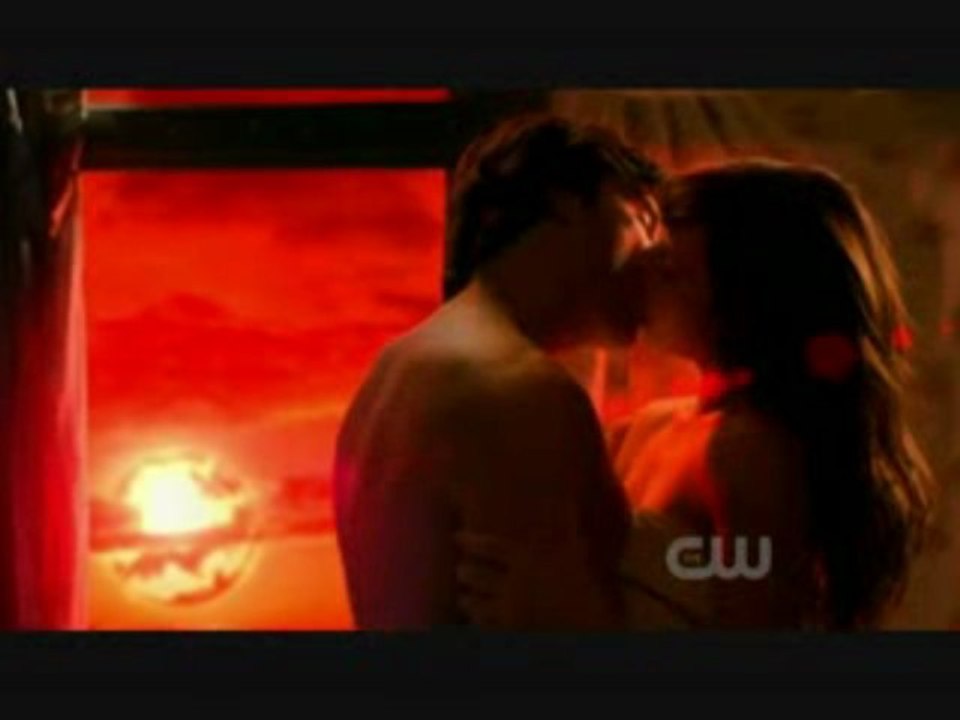 Smallville clois cuddling/kissing scene in the future