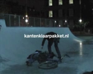 Gast met fiets gaat op zijn muil in de halfpipe!