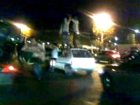 algeriens sur les champs élysées