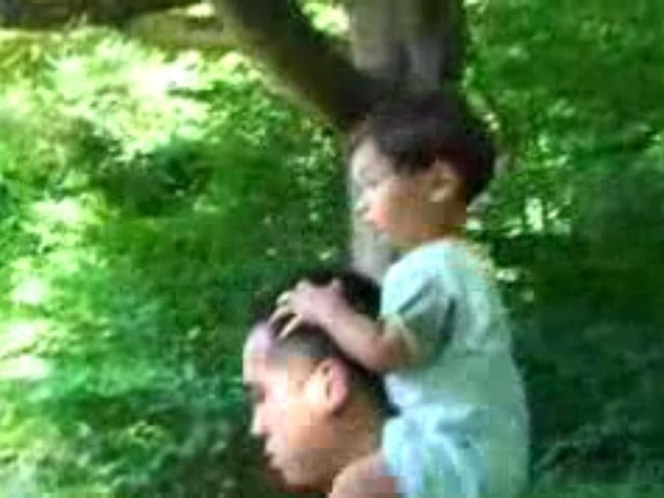 En ballade sur les épaules de Papa