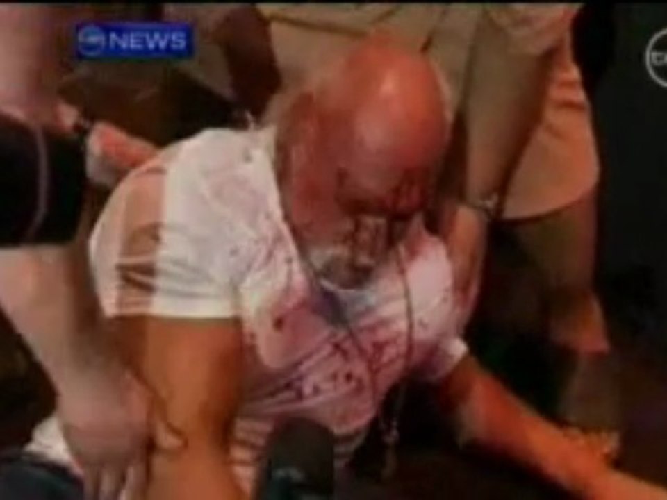 Hogan sfregiato in conferenza stampa