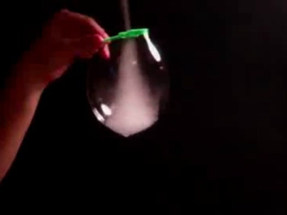 Mini tornado in una bolla di sapone!
