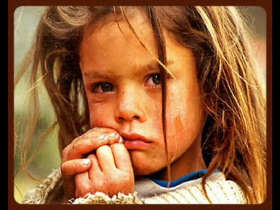 Sokak çocuklarına ithaf edilmiştir. ER- Dünyayım!