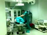 Ameliyat hanede kolbastı oynayan doktorlar