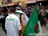 alhaja Kabyle dansant aux rythmes de la victoire de l'Algéri