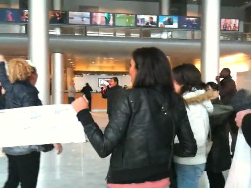 Des salariés de Téléperformance envahissent Canal +