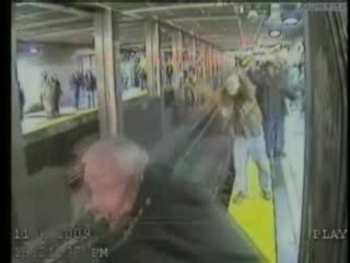 Une femme ivre tombe sur les voies du métro