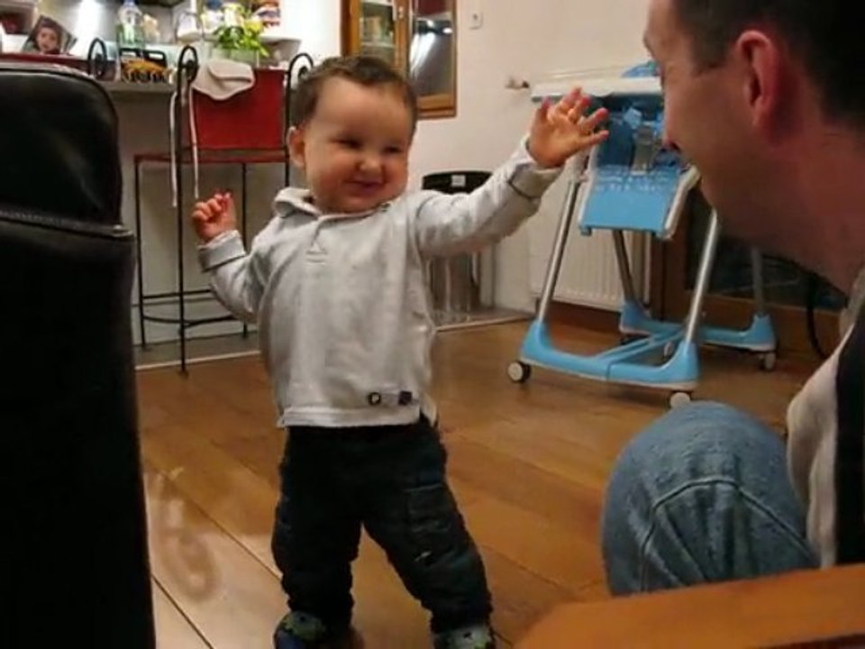 Louis fait ses premiers pas