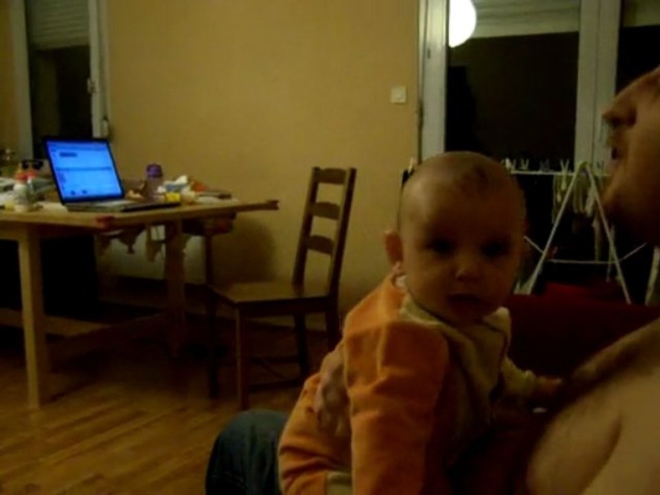 papaloutre fait rire bebeloutre