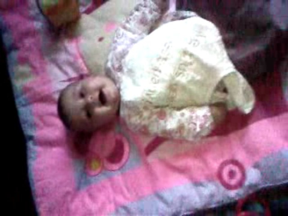 petit fou rire de héloïse avec son papa