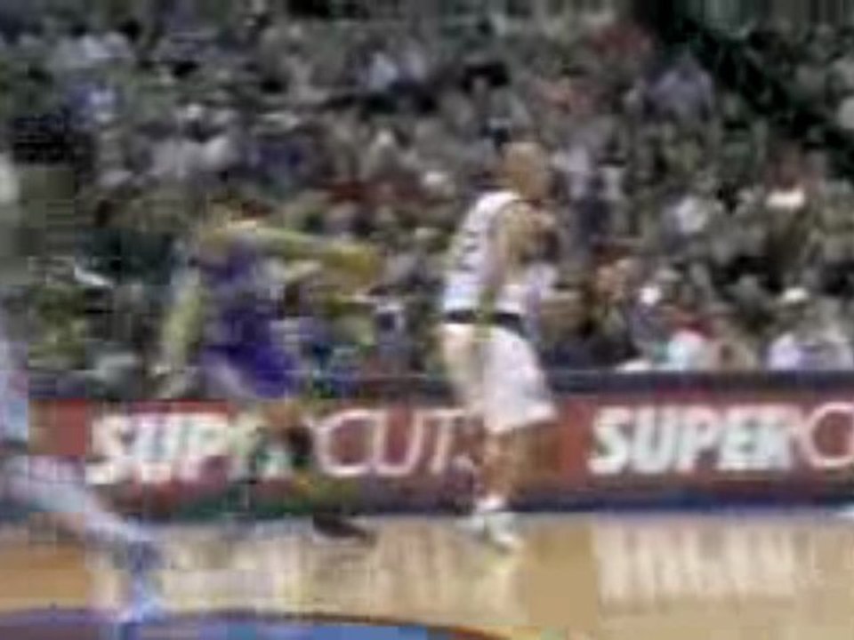 NBA Jason Kidd makes an amazing no-look, behind the back bou