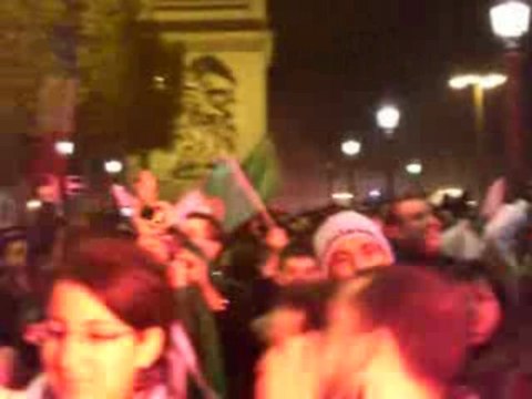 Algerie-Egypte-2-Scenes de joie sur les Champs Elysées-Paris