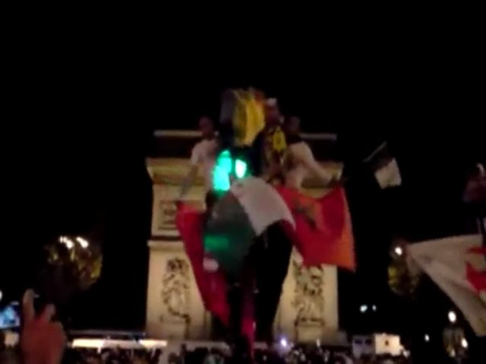 Algerie Egypte: scenes de joie sur les Champs-Elysees