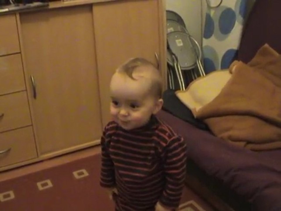 Camille danse sur le papa pinguoin