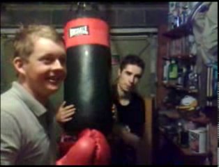 Régis tient le sac de frappe