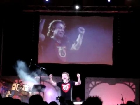 Bernard Minet chante les Chevaliers du zodiaque au TGS 2009