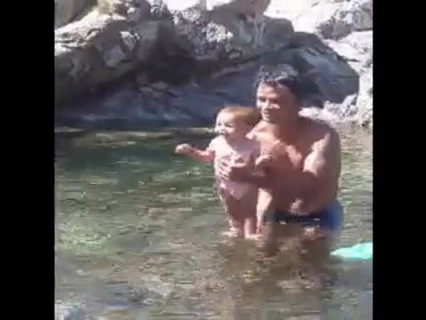 Anais Rakotoniaina 7 mois debout sur ma main en corse