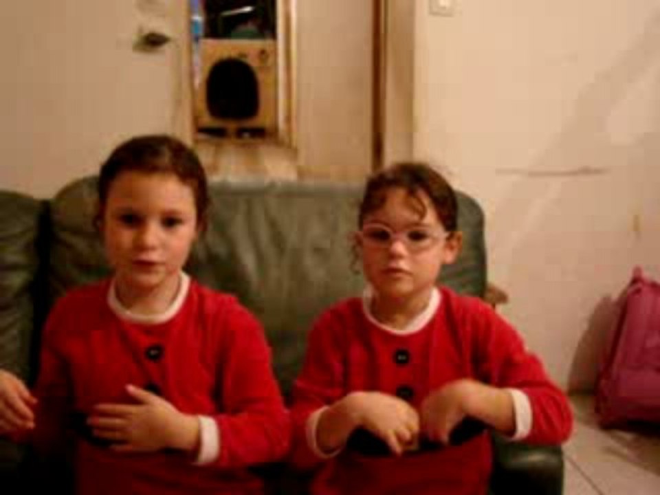 Hannah et Noémie chante/signe petit escargot en LSF