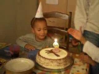 Voilà : Evan souffle ses bougies