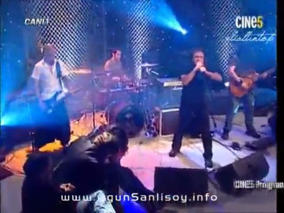 Ogün Sanlısoy Anma Arkadaş Canlı Performans Konuşarock