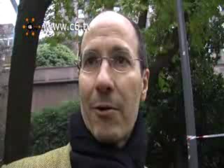 Gru si spezza e cade su un terrazzo di Milano