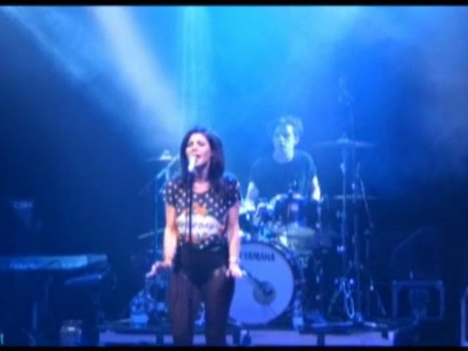 Marina and The Diamonds - I Am Not A Robot (live Cigale)