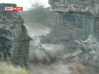 Woda zerwała mosty, zniszczyła tysiąc domów