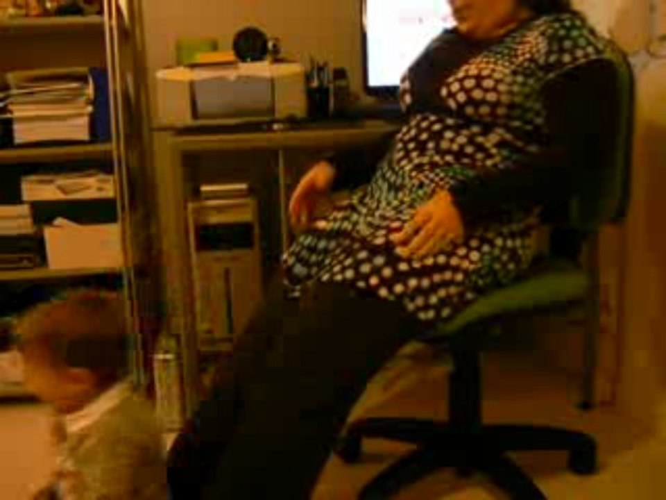 Camille fait du toboggan sur maman