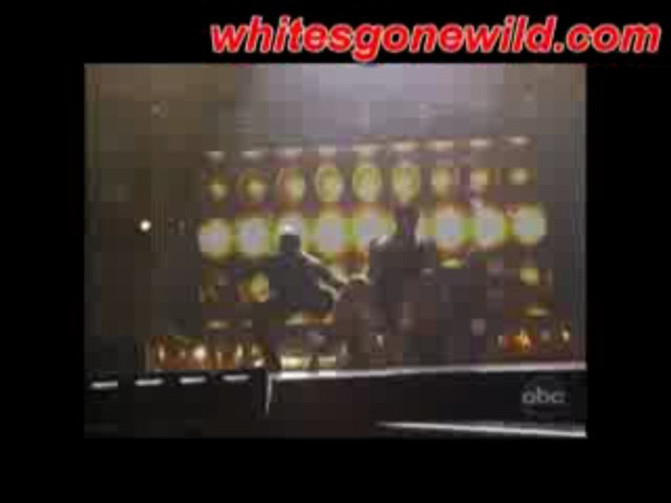 Jennifer Lopez Falls at American Music Awards 2009