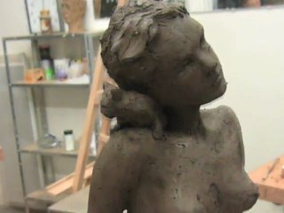 Jeune femme en argile et chaton