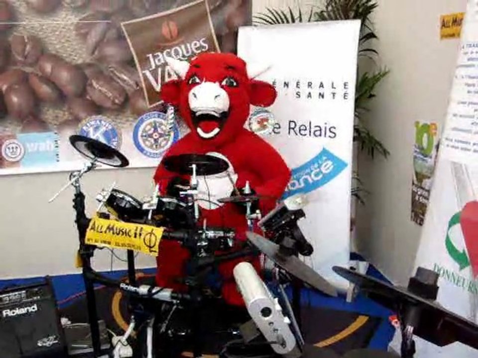 La Vache Qui Rit joue de la batterie en LIVE !