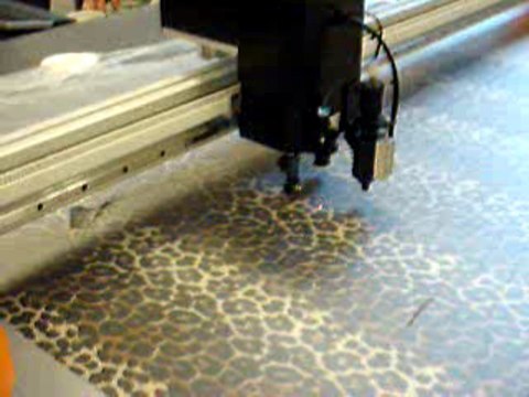 Vétigraph : découpe de tissu mono pli pour l'habillement.