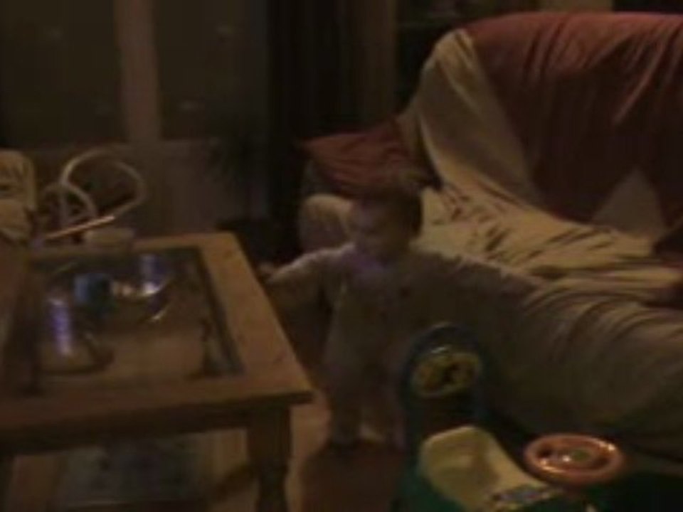 Anais 20 mois regarde la Roue de la Fortune