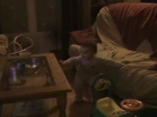 Anais 20 mois regarde la Roue de la Fortune