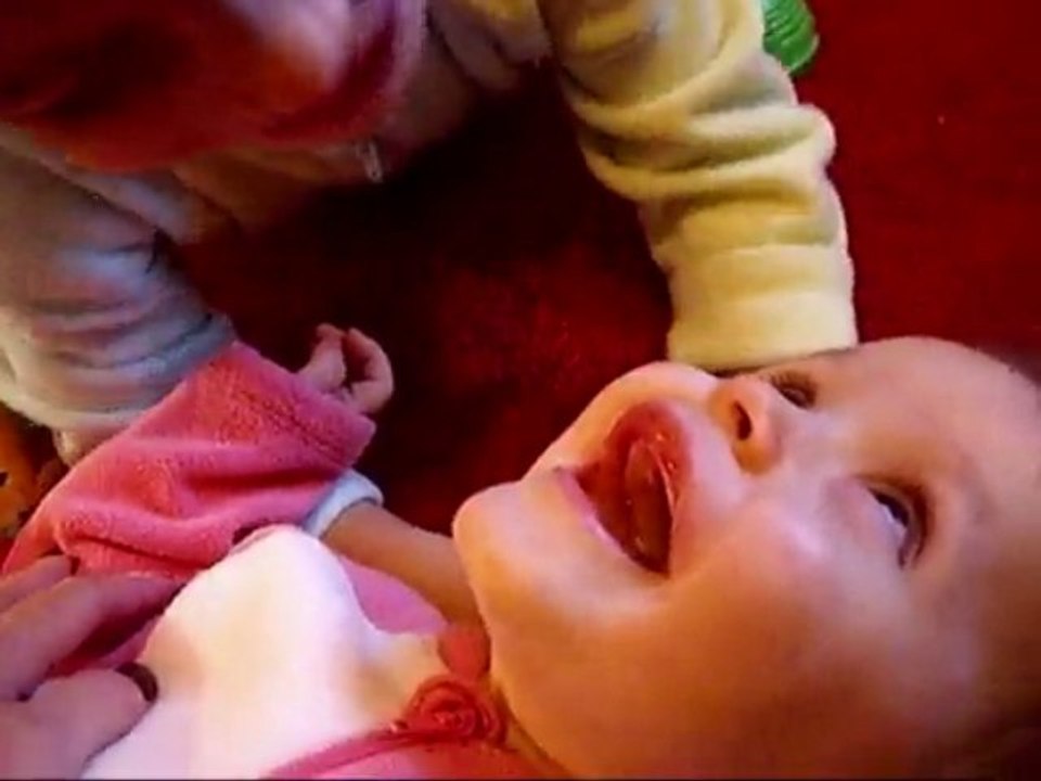 eva et nolan qui jouent ensemble