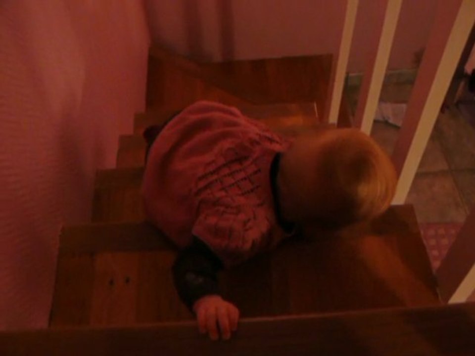 camille descend les escaliers !