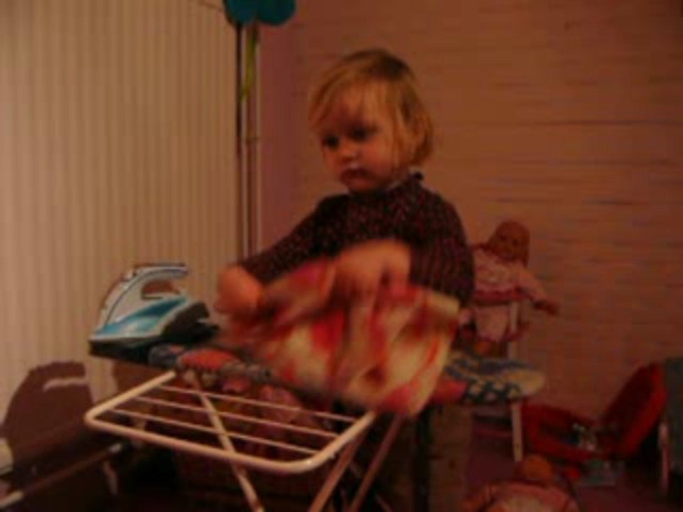 amandine fait comme Maman, elle repasse !!!!!!