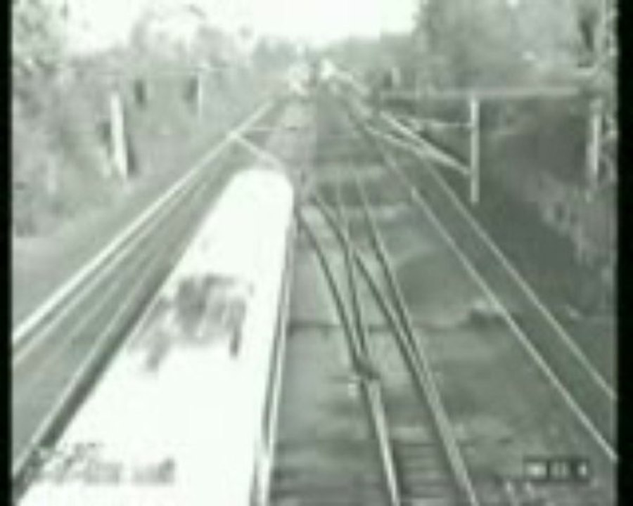 Ouvrier sur les voies chanceux ouvrier train chanceux