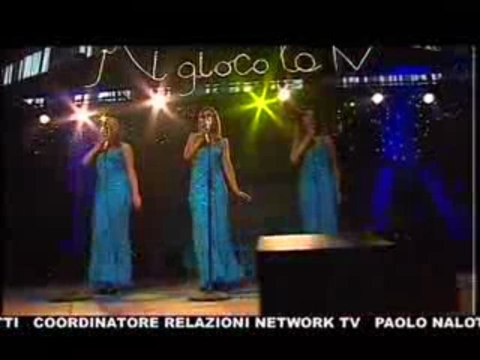 Le Blue Dolls cantando Camminando sotto la pioggia