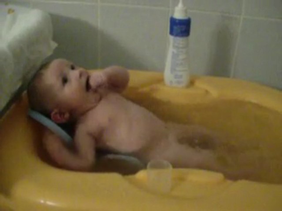 Nolann dans sa baignoire