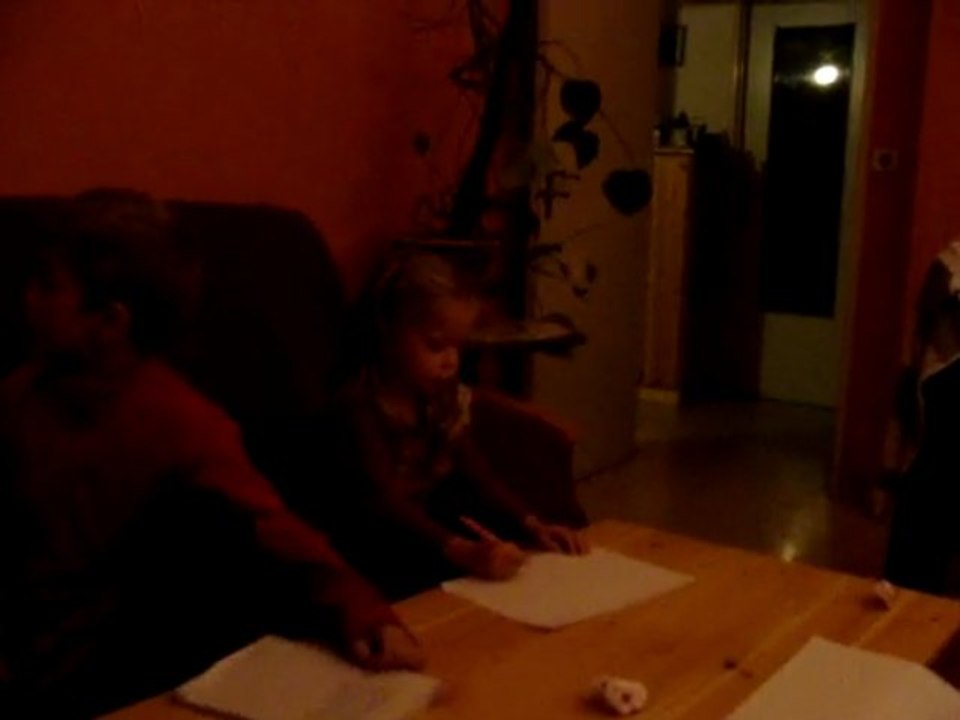 Eline fait ses devoirs avec Téo