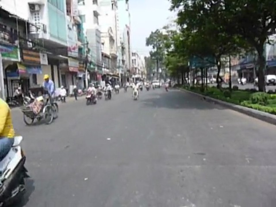 Comment traverser une route au Vietnam...