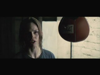 Hillary Swank multada por llevar fruta