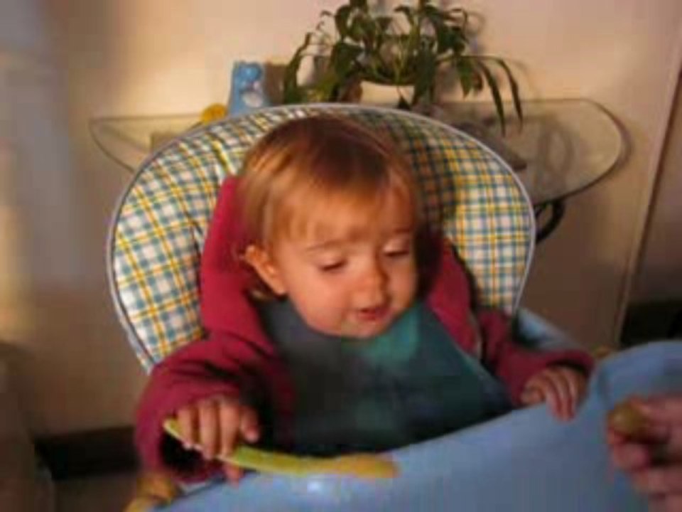 Morgane mange du raisin