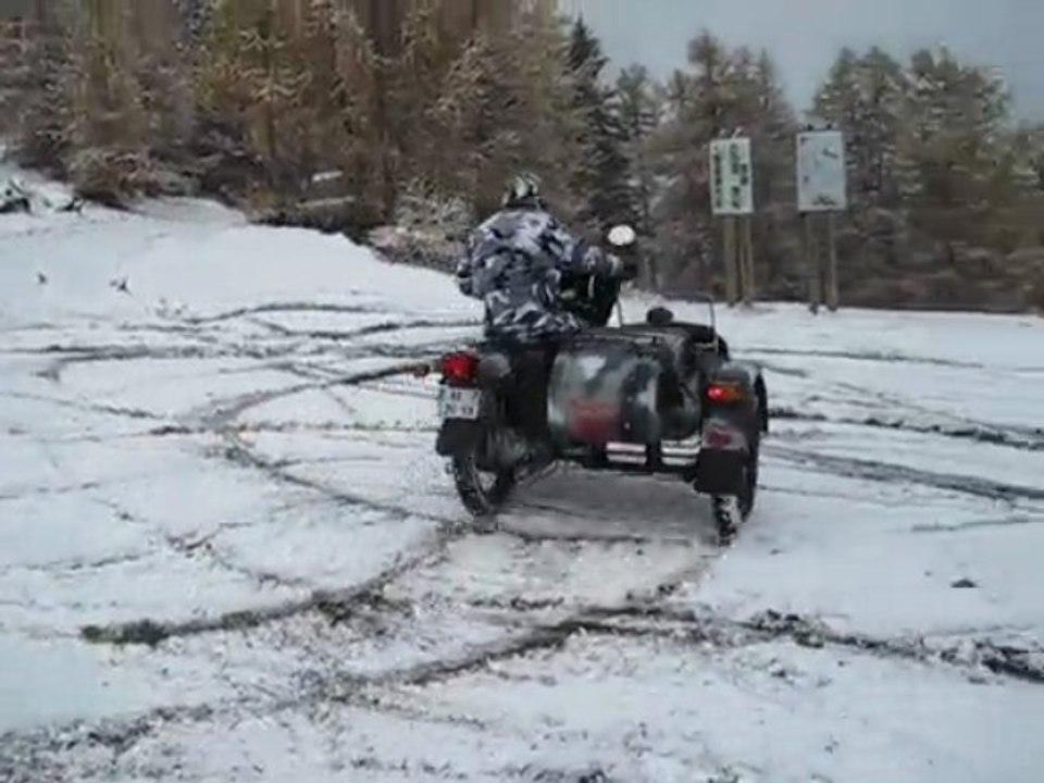 side car turini dans la neige le 8 nov  09  ça glisse 2