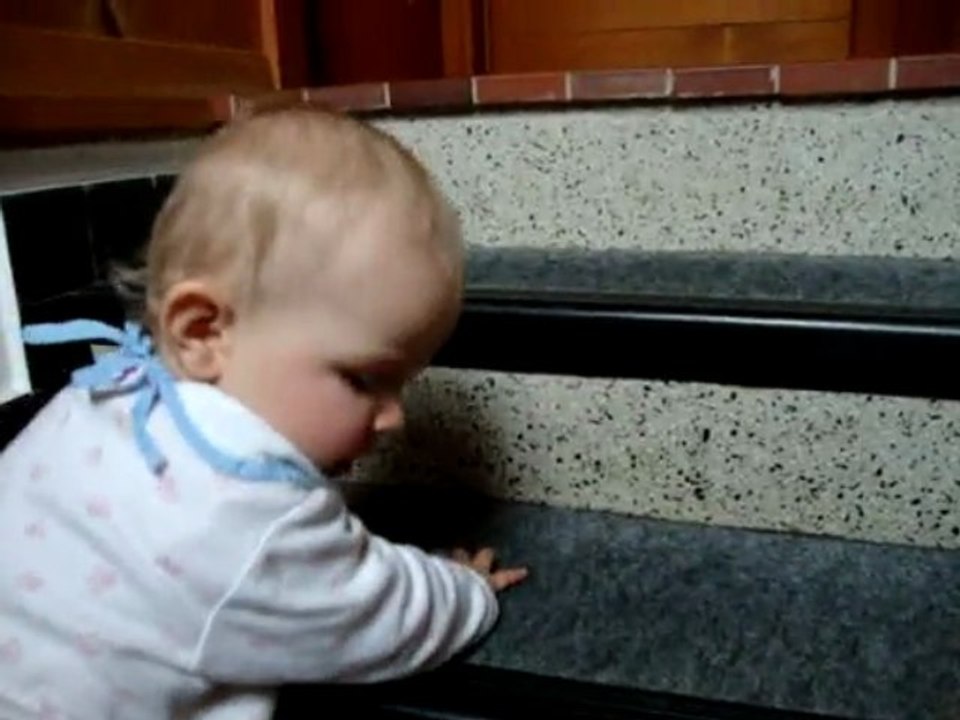 amina monte les marches