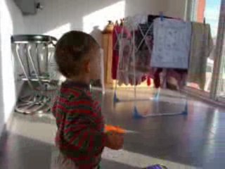 La Caillette marche dans le salon de sa maison.