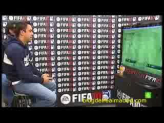 Benzema y Xavi juegan al FIFA