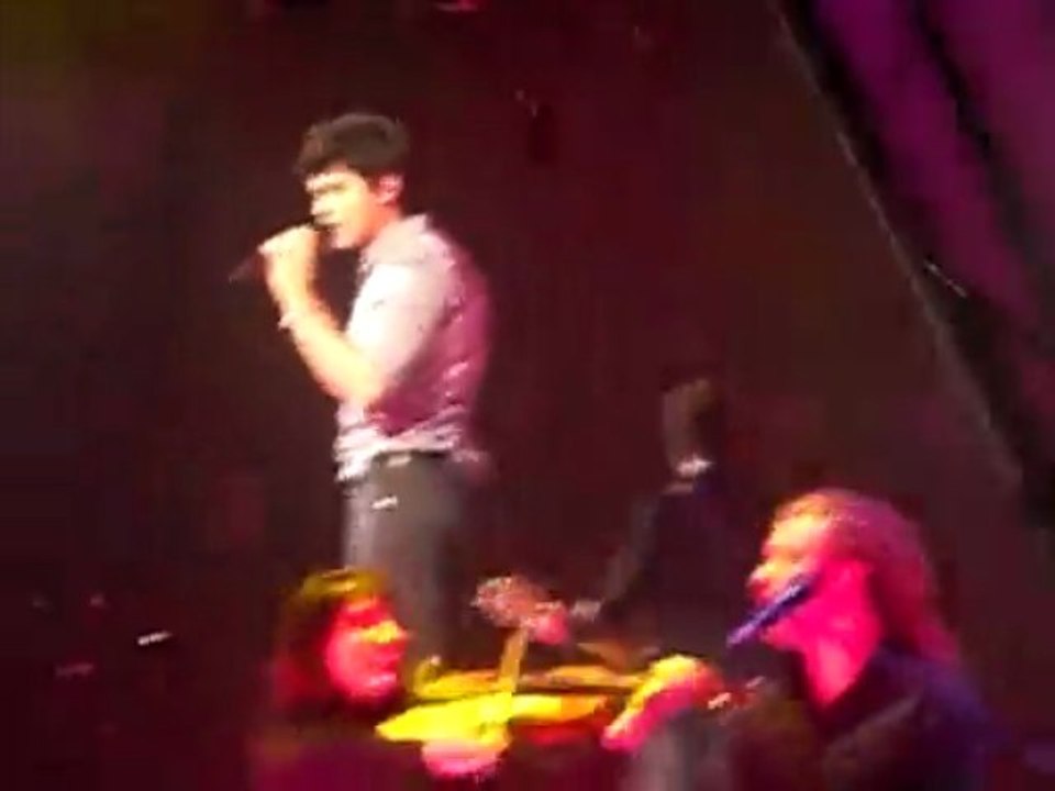 Hold on Jonas Brothers Paris in november