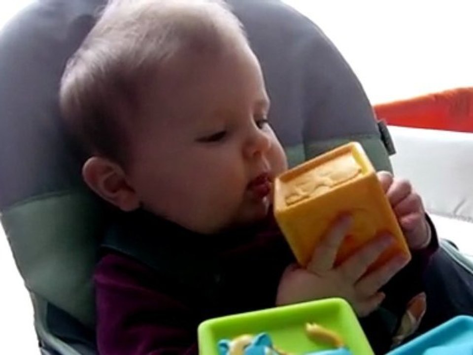 cerise joue dans sa chaise